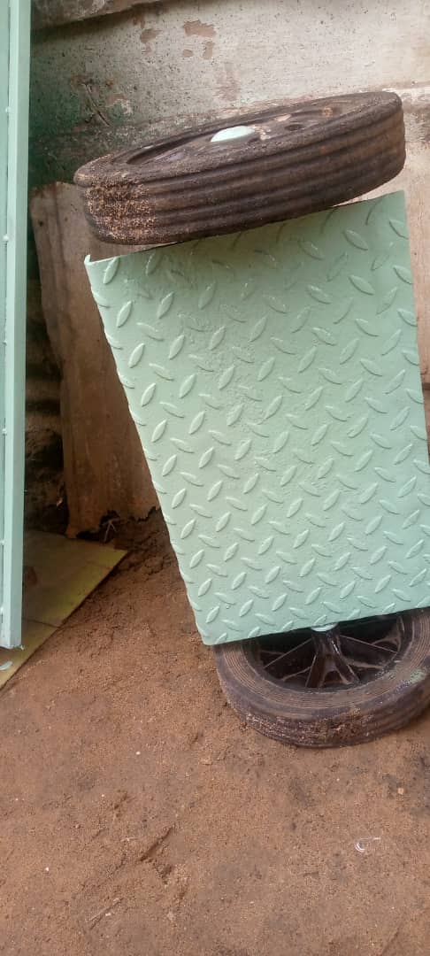 Support stand mechanism for parking the wheelbarrow